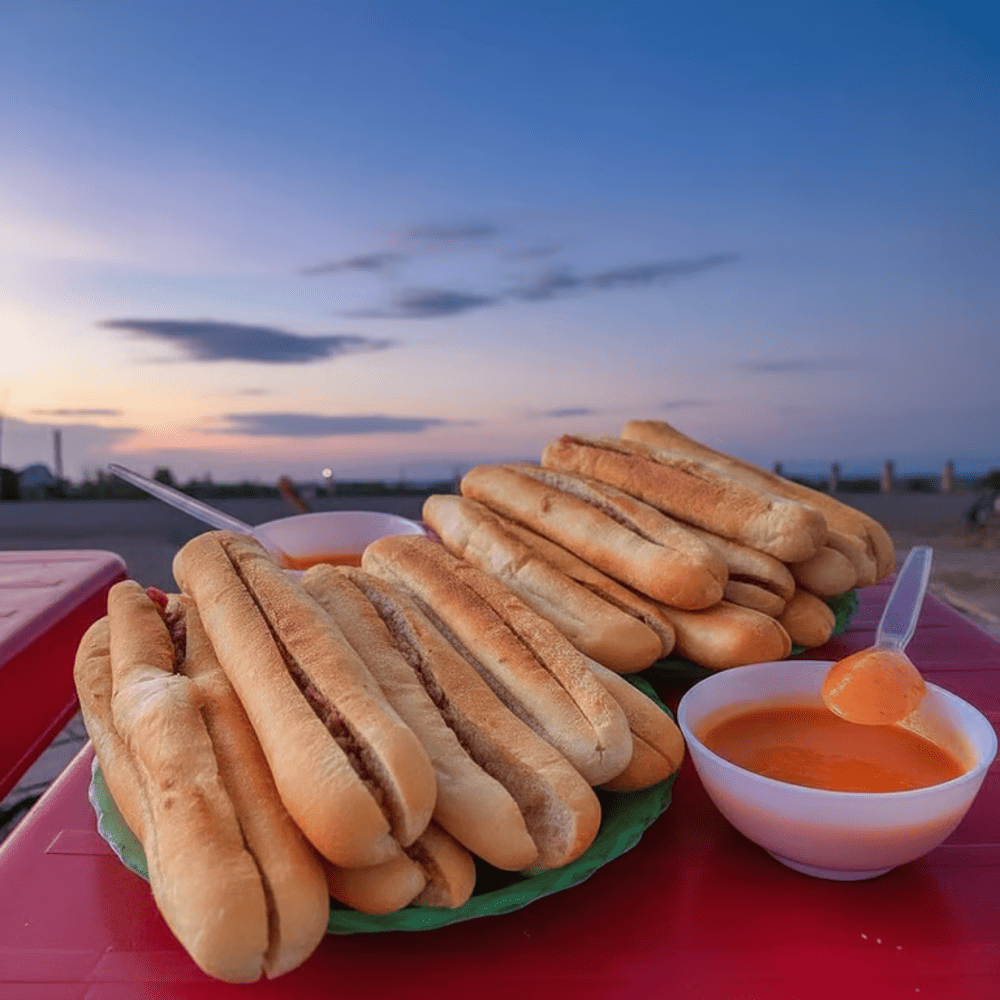 Bánh mì cay là món ăn “nhỏ mà có võ” khiến bao thực khách mê mẩn khi tới Hải Phòng